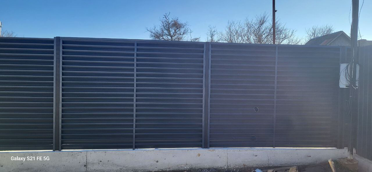 Забор из ламелей еврожалюзи 30м RAL7024/7024 Серый Графит двусторонний фото 6 в Калуге