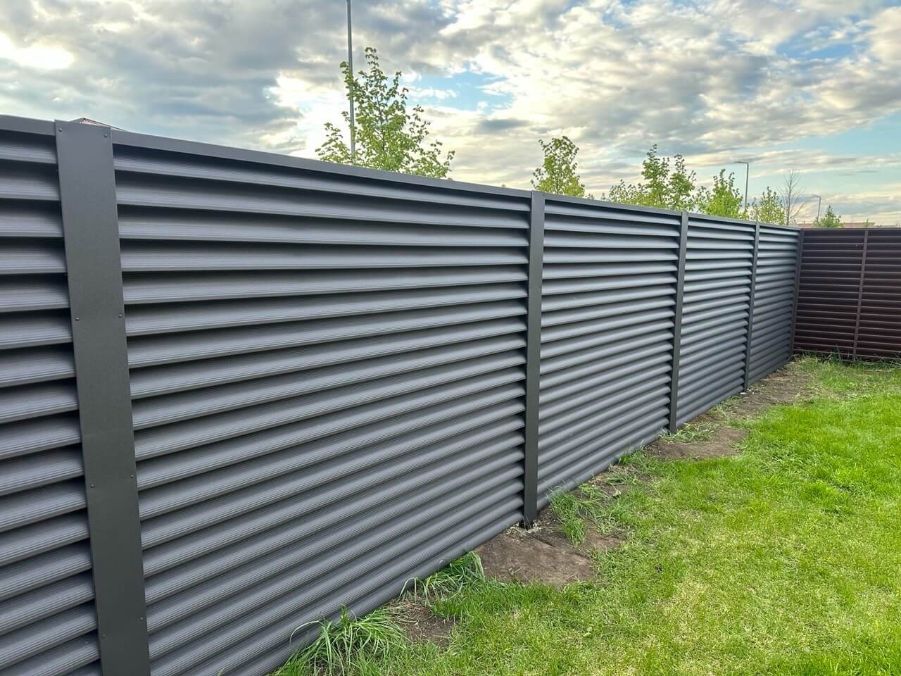 Забор из ламелей еврожалюзи 43м RAL8019/8019 Темный Шоколад двусторонний МАТТЕ фото 1 в Калуге
