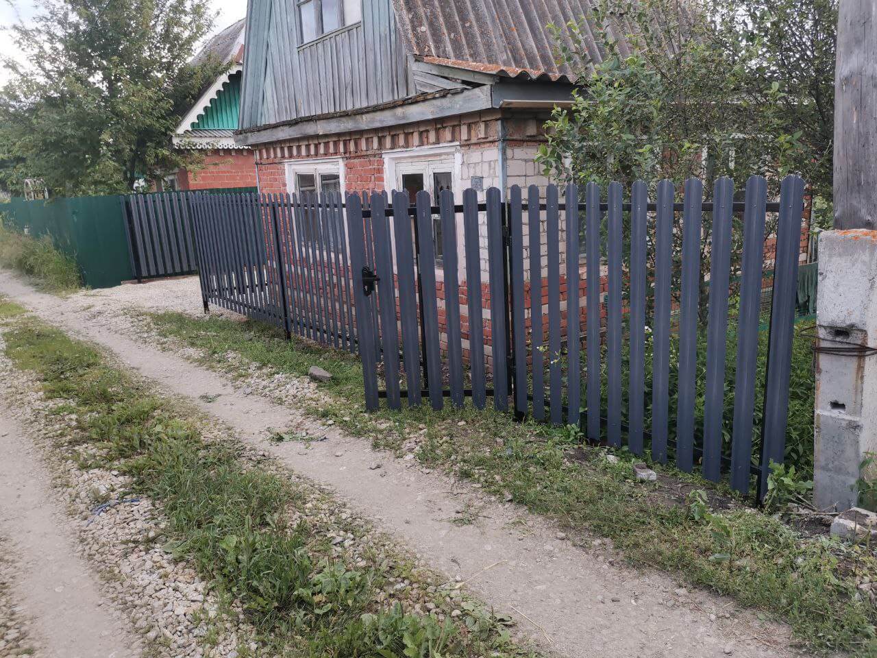 Забор из евроштакетника 7м RAL7024/7024 Серый Графит двусторонний фото 3 в Калуге