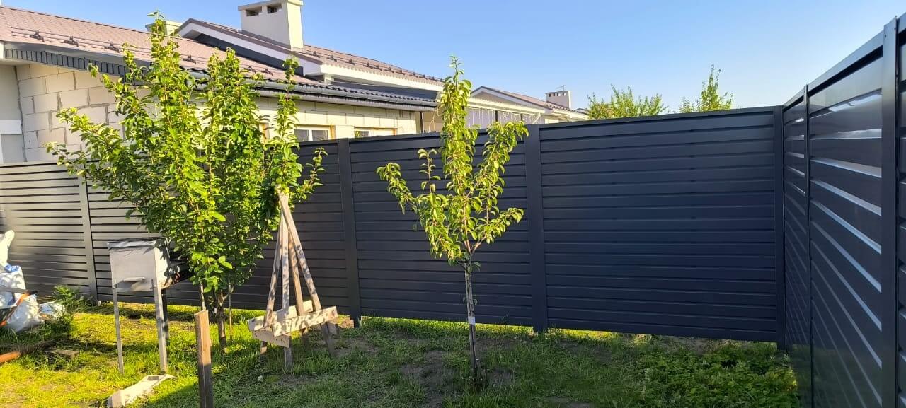 Забор-жалюзи из ламелей Хай-Тек 62м RAL7024/7024 Серый Графит двусторонний фото 4 в Калуге
