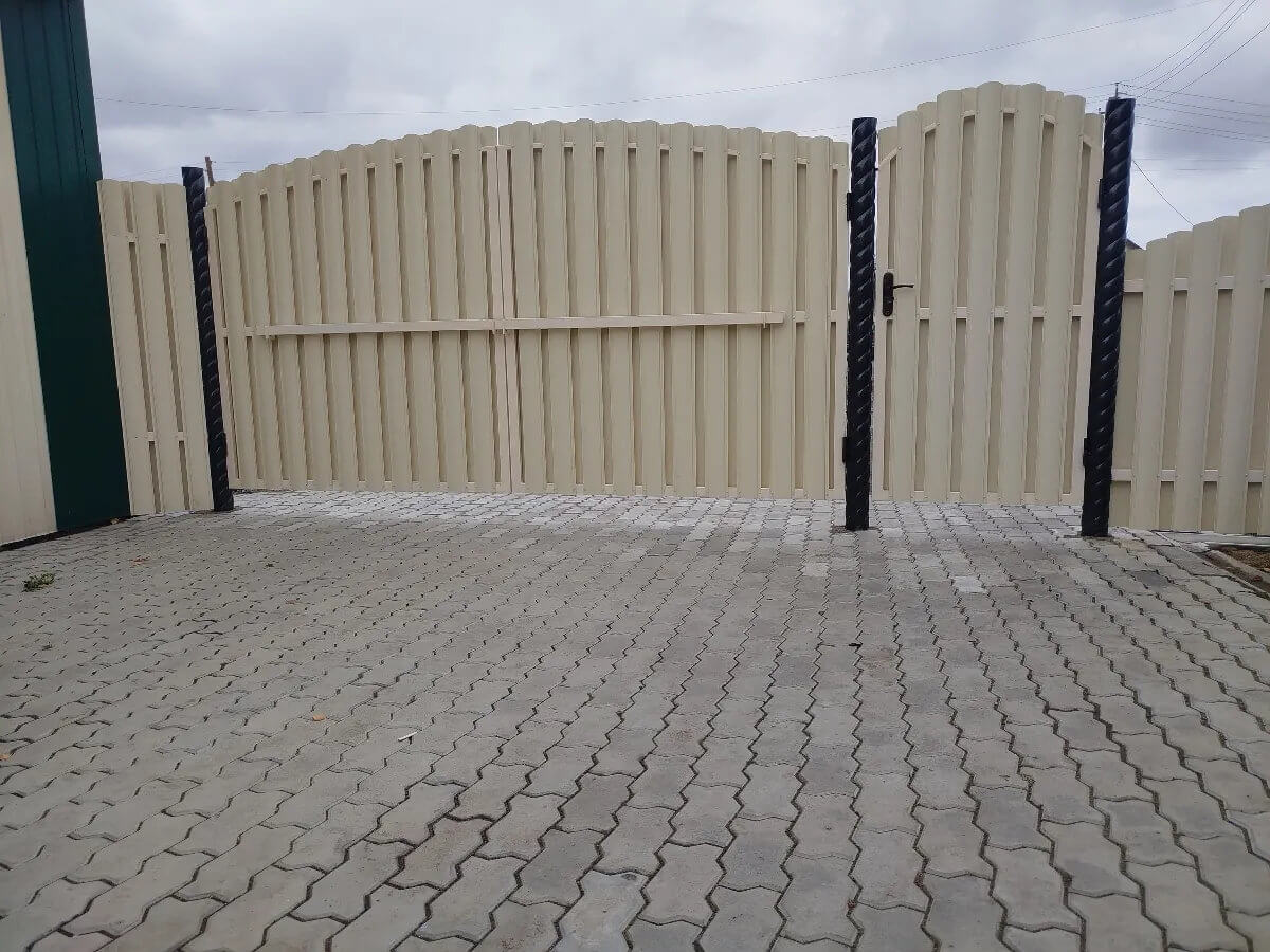 Забор из евроштакетника 14м RAL1015/1015 Слоновая Кость двусторонний фото 1 в Калуге