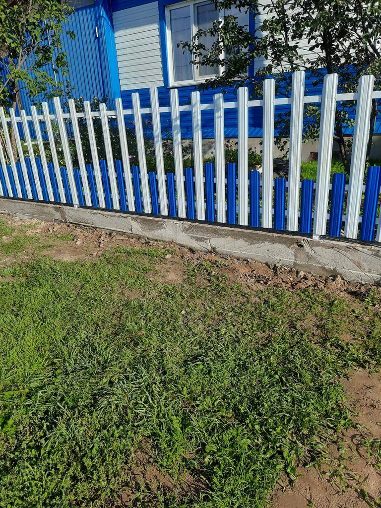 Забор из евроштакетника 14м RAL9003 Белый, RAL5005 Синий Сигнал фото 1 в Калуге