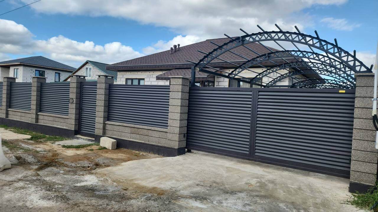 Забор-жалюзи из ламелей Реснички 27м RAL8019/8019 Темный Шоколад двусторонний МАТТЕ фото 2 в Калуге