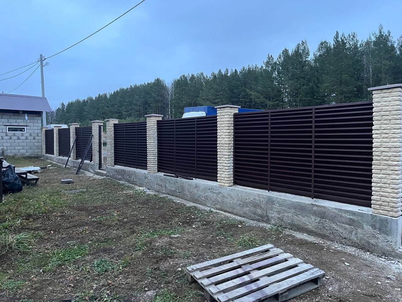 Забор-жалюзи из ламелей ЭКО-Z 18м RAL8017/8017 Шоколад двусторонний фото 3 в Калуге