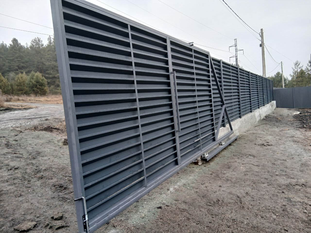 Забор-жалюзи из ламелей Хай-Тек 37м RAL7024/7024 Серый Графит двусторонний МАТТЕ фото 7 в Калуге