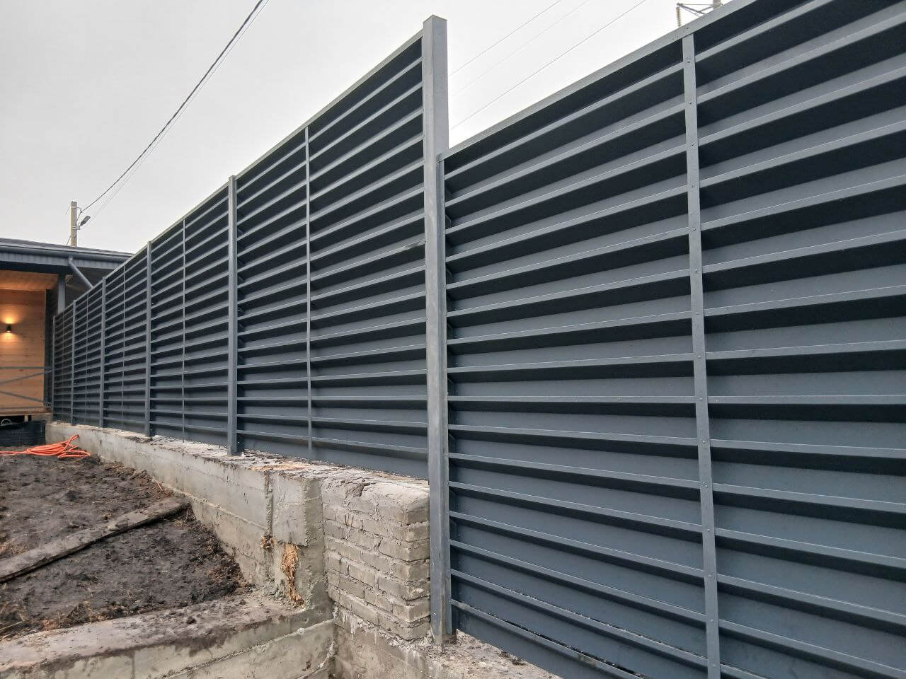 Забор-жалюзи из ламелей Хай-Тек 37м RAL7024/7024 Серый Графит двусторонний МАТТЕ фото 6 в Калуге