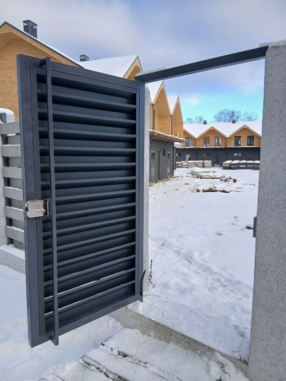 Входная группа из ламелей Хай-Тек RAL7024/7024 Серый Графит двусторонний МАТТЕ фото 21 в Калуге