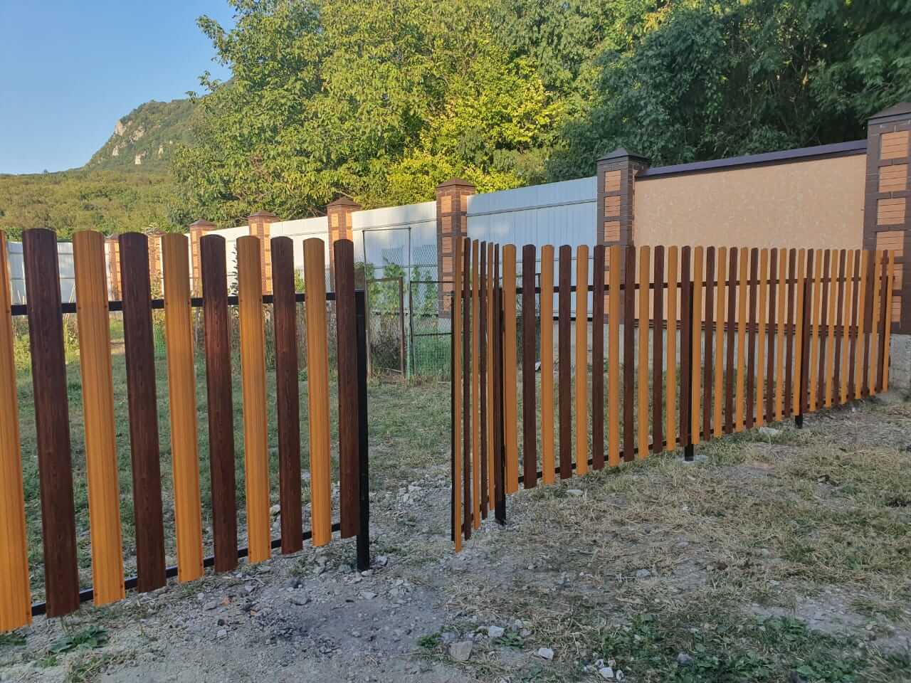 Забор из евроштакетника 10м в двух цветах: Тик + Темное Дерево Printech фото 1 в Калуге