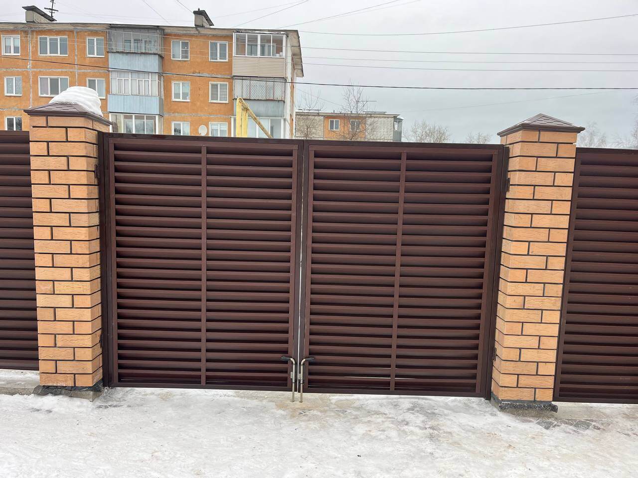 Забор-жалюзи из ламелей ЭКО-Z 87м RAL8017/8017 Шоколад двусторонний МАТТЕ фото 9 в Калуге
