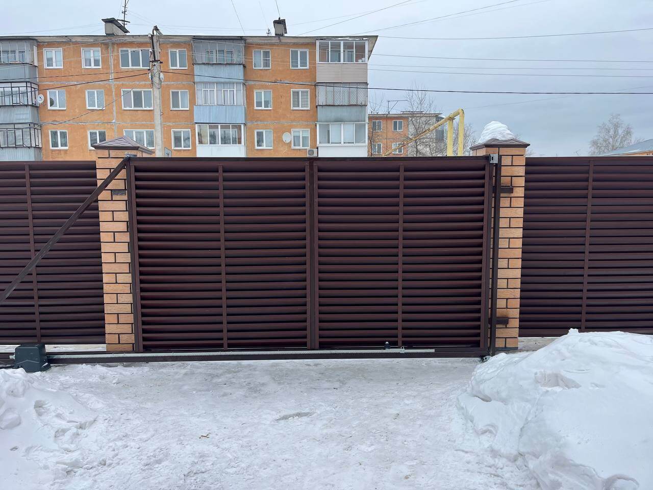 Забор-жалюзи из ламелей ЭКО-Z 87м RAL8017/8017 Шоколад двусторонний МАТТЕ фото 10 в Калуге