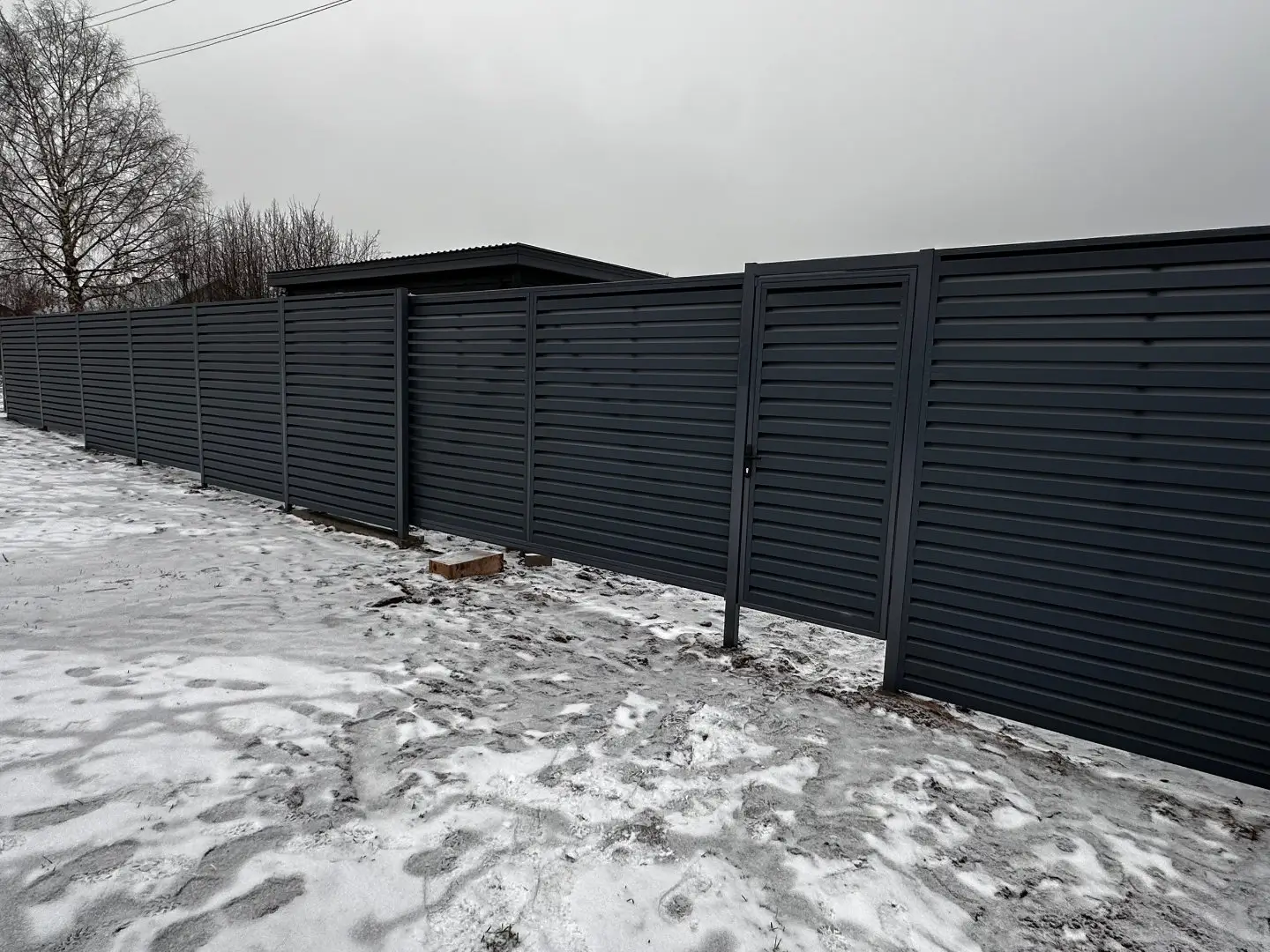 Забор-жалюзи из ламелей Хай-Тек 20м RAL7024/7024 Серый Графит двусторонний МАТТЕ фото 4 в Калуге