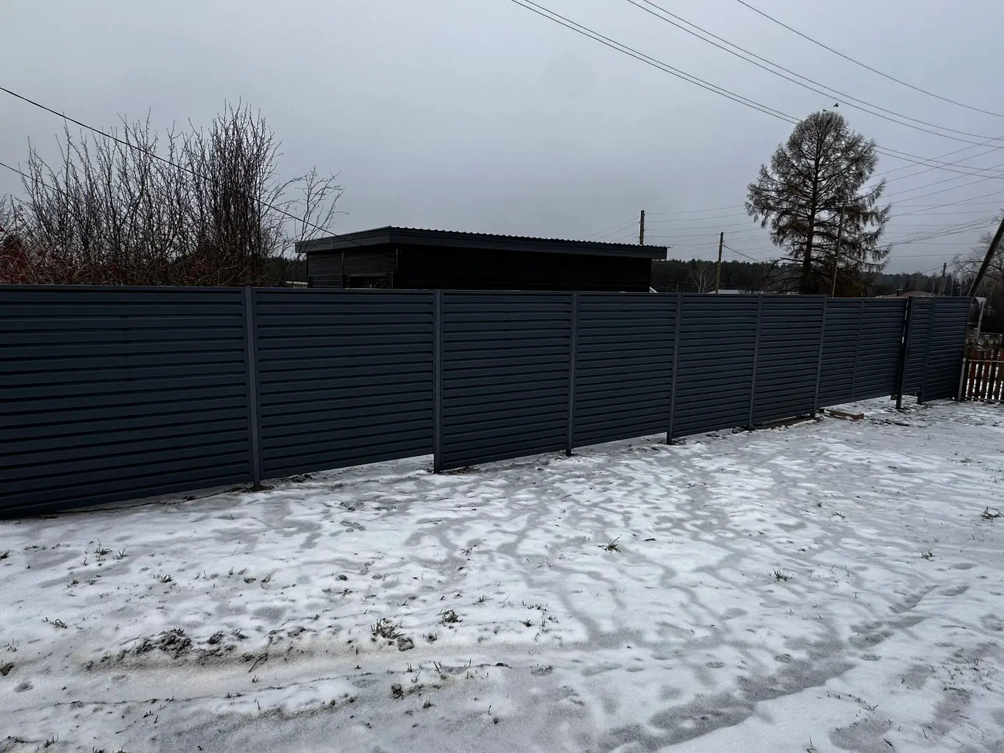 Забор-жалюзи из ламелей Хай-Тек 20м RAL7024/7024 Серый Графит двусторонний МАТТЕ фото 3 в Калуге