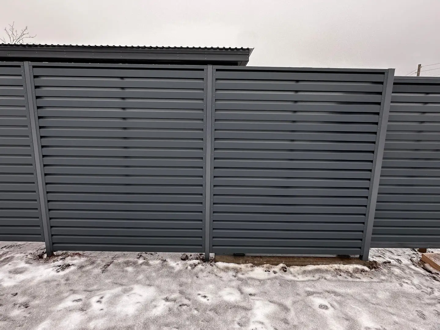Забор-жалюзи из ламелей Хай-Тек 20м RAL7024/7024 Серый Графит двусторонний МАТТЕ фото 2 в Калуге
