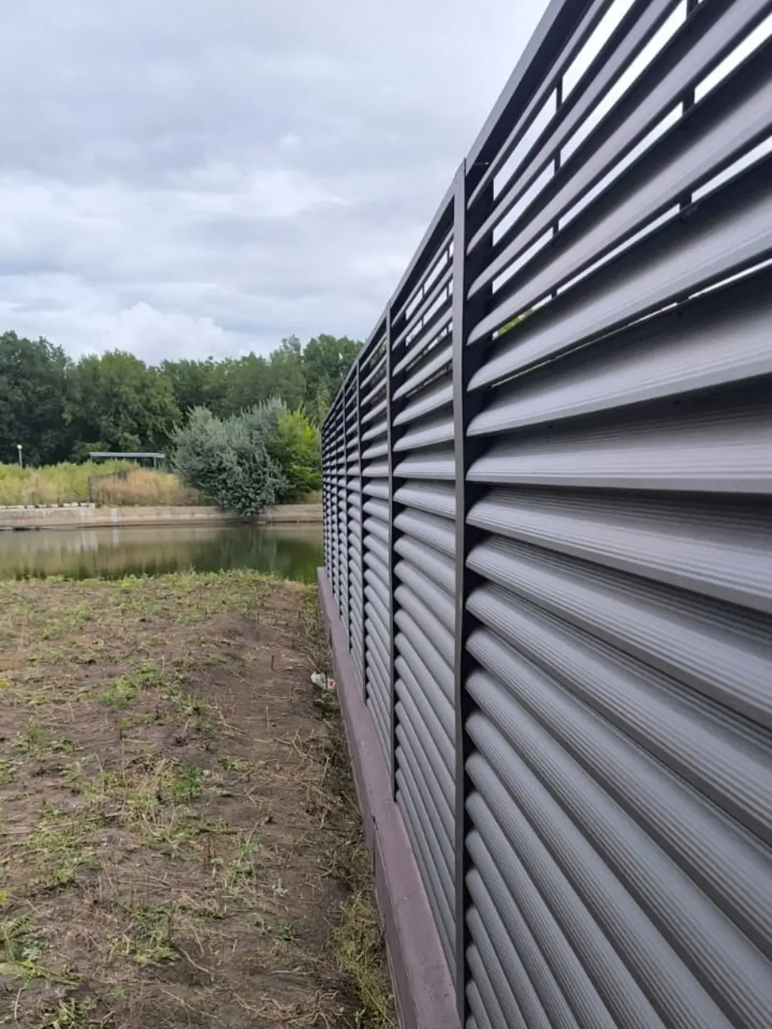 Забор-жалюзи из ламелей еврожалюзи 86м RAL8019/8019 Темный Шоколад двусторонний МАТТЕ фото 7 в Калуге