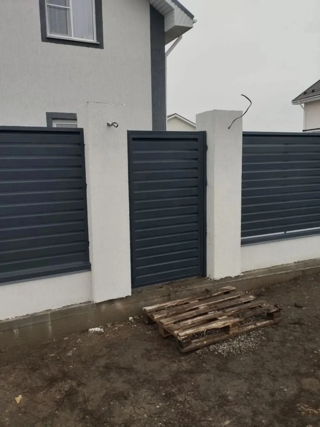 Забор-жалюзи из ламелей Хай-Тек 12м RAL7024 Серый Графит МАТТЕ фото 1 в Калуге