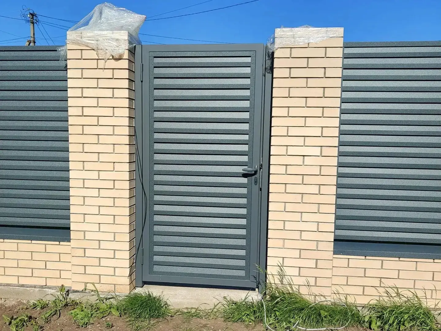 Забор-жалюзи из ламелей Реснички 16м RAL7024 Серый Графит Стальной Бархат фото 2 в Калуге
