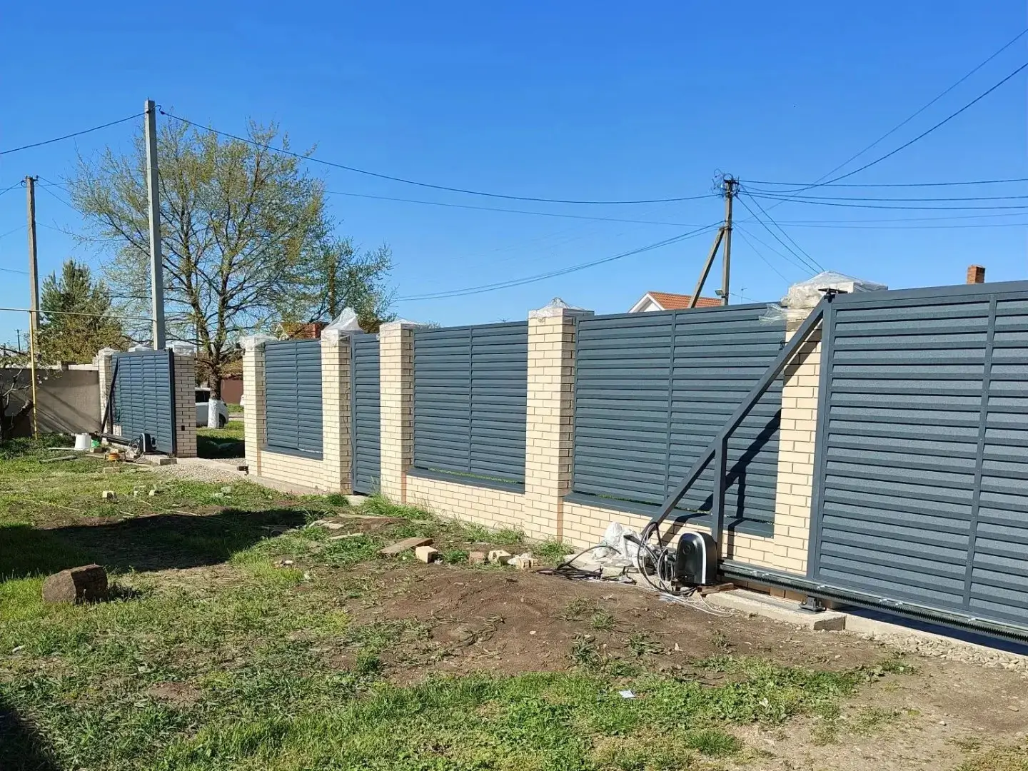 Забор-жалюзи из ламелей Реснички 16м RAL7024 Серый Графит Стальной Бархат фото 1 в Калуге