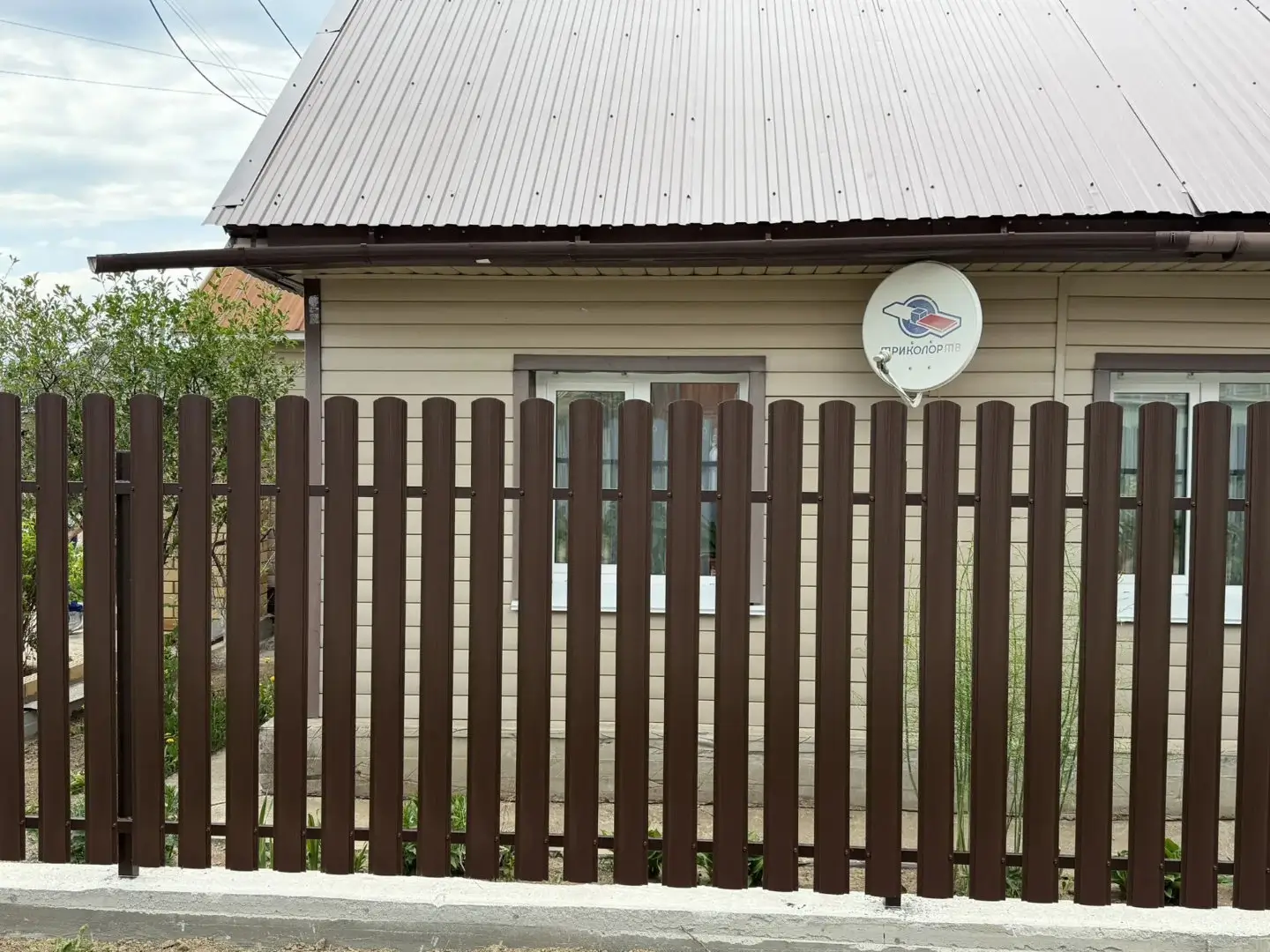 Комбинированный забор из ламелей ЭКО-Z-US и евроштакетника 18м RAL8017 Шоколад МАТТЕ, Полиэстер фото 3 в Калуге