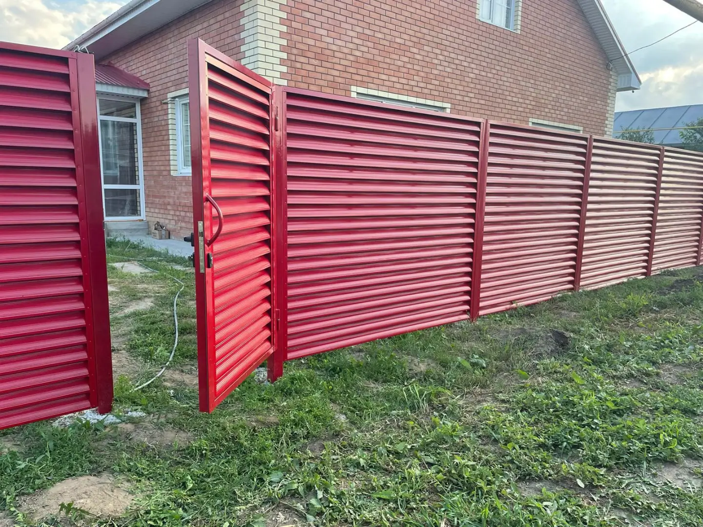 Забор-жалюзи из ламелей Еврожалюзи 24м RAL3003 Рубин фото 6 в Калуге