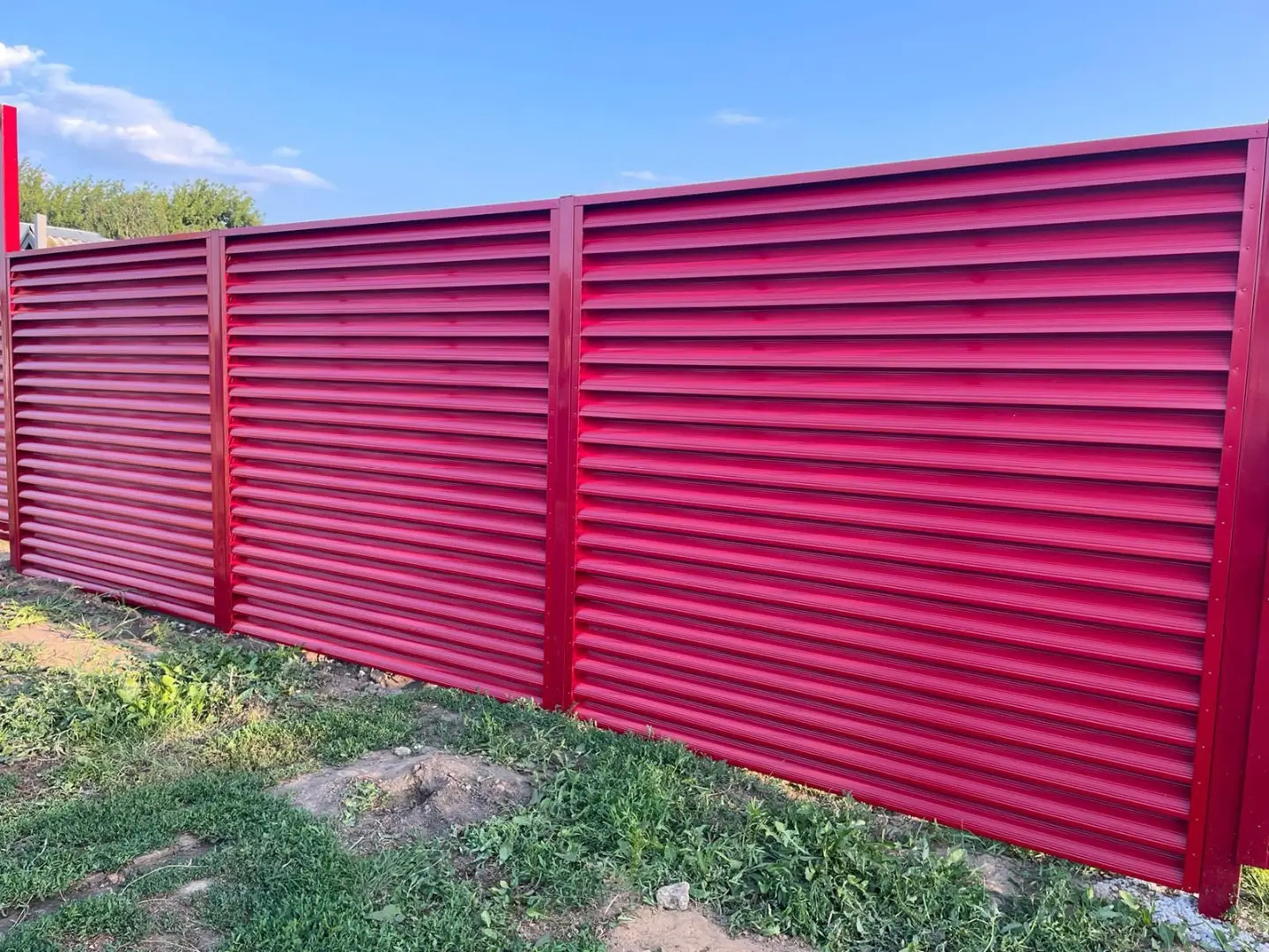 Забор-жалюзи из ламелей Еврожалюзи 24м RAL3003 Рубин фото 2 в Калуге